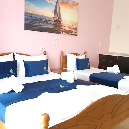 Friends House - 3*